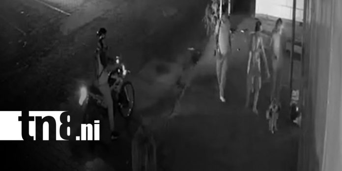 Foto: Choca contra un portón en una calle de Managua / TN8