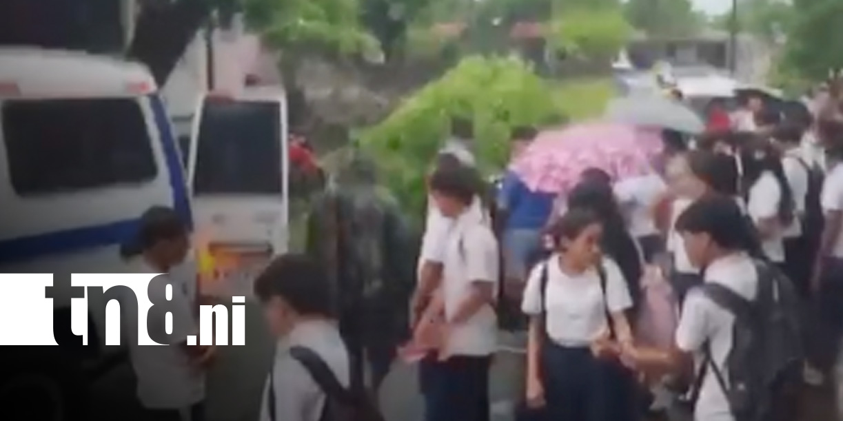 Foto: Madre e hijo pasan tremendo susto por la caída de un árbol en Chichigalpa / TN8