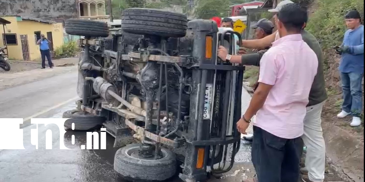 Foto: Pierde el control y termina volcado en la carretera de Camoapa /TN8