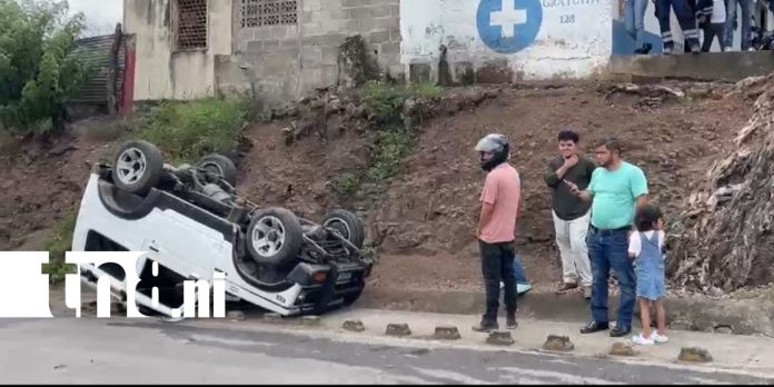 Foto: Pierde el control y termina volcado en la carretera de Camoapa /TN8