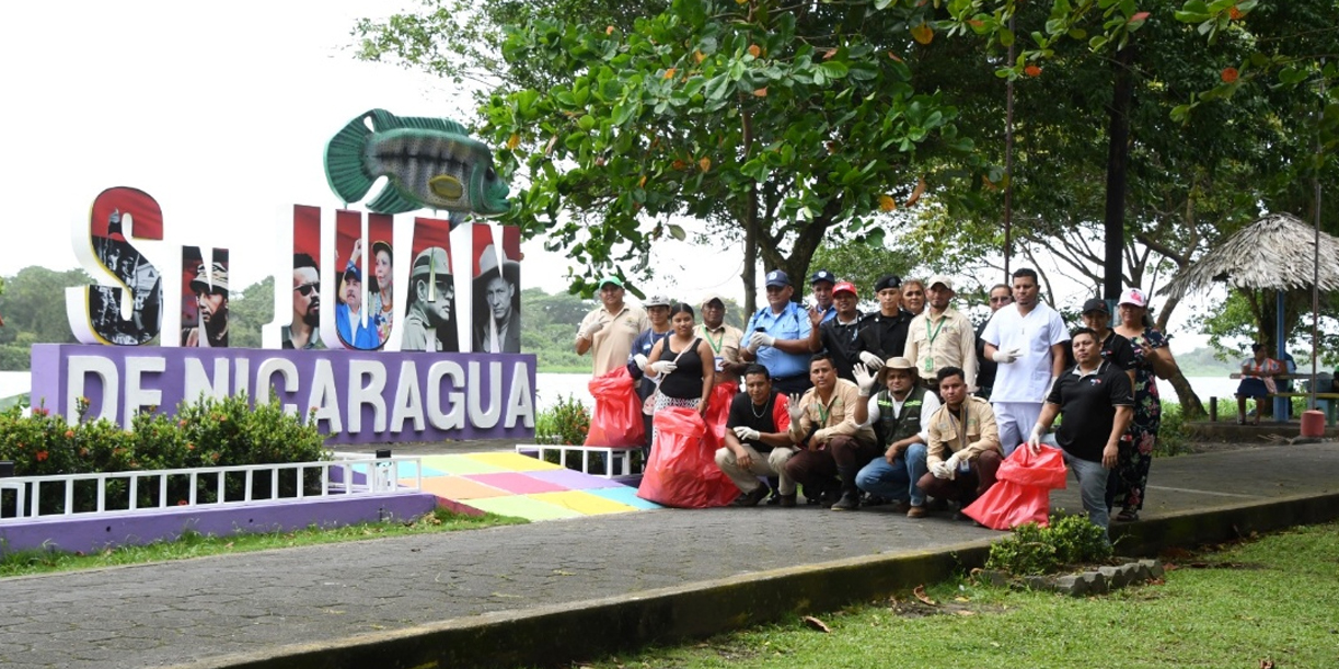 Limpieza y siembra de árboles en Río San Juan
