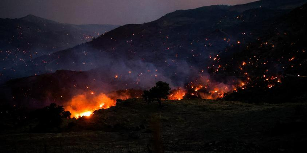 Foto: Miles evacúan mientras un gigantesco incendio arrasa parte de la isla de Creta/Cortesía