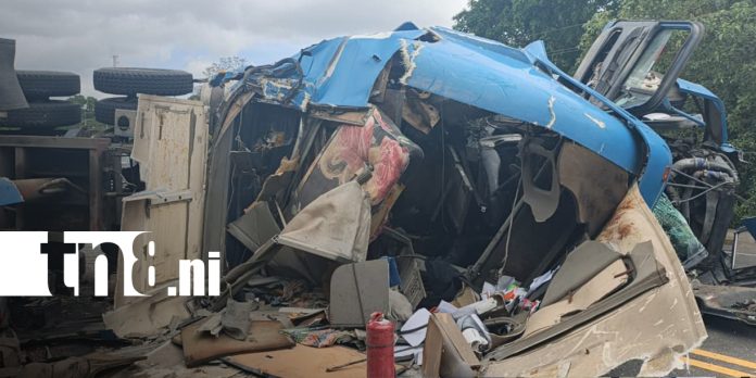 Foto:Cabezal sin frenos desata el caos y arrasa negocios en la Carretera Sur/TN8 Foto:Cabezal sin frenos desata el caos y arrasa negocios en la Carretera Sur/TN8