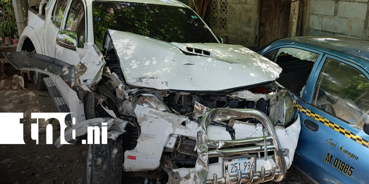 Foto: Camioneta fuera de control destruye venta y daña tres vehículos en Managua/TN8