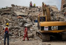Voluntarios refuerzan las labores de rescate tras el sismo en La Guaira