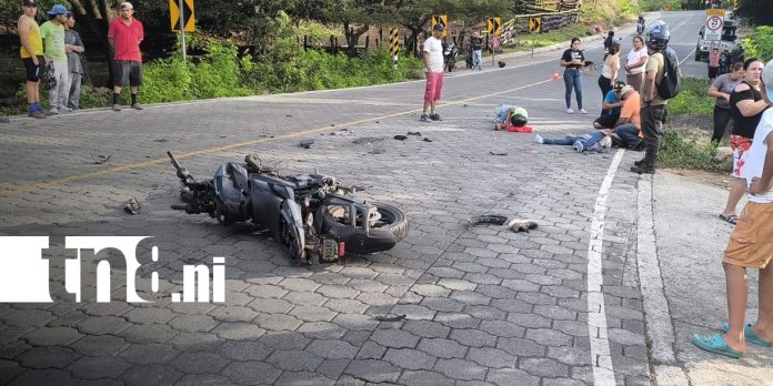Foto: Dos motociclistas quedan graves tras impactar contra un camión/TN8 Foto: Dos motociclistas quedan graves tras impactar contra un camión/TN8