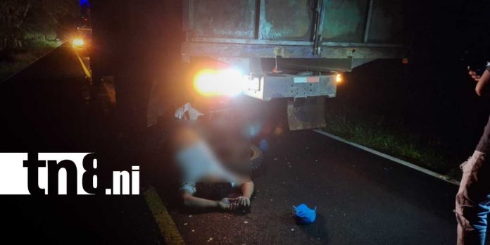 FotoMotociclista muere tras impactar contra camión estacionado en carretera de Río San Juan/TN8 FotoMotociclista muere tras impactar contra camión estacionado en carretera de Río San Juan/TN8