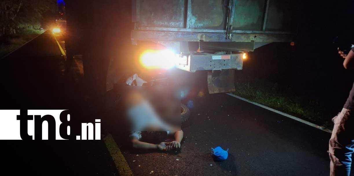 FotoMotociclista muere tras impactar contra camión estacionado en carretera de Río San Juan/TN8