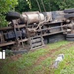 Foto:Accidente en Carazo: camión no logró subir una pendiente y terminó volcado/TN8