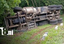 Foto:Accidente en Carazo: camión no logró subir una pendiente y terminó volcado/TN8
