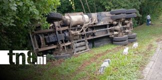 Foto:Accidente en Carazo: camión no logró subir una pendiente y terminó volcado/TN8