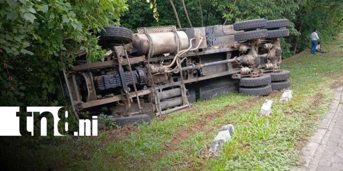 Foto:Accidente en Carazo: camión no logró subir una pendiente y terminó volcado/TN8 Foto:Accidente en Carazo: camión no logró subir una pendiente y terminó volcado/TN8