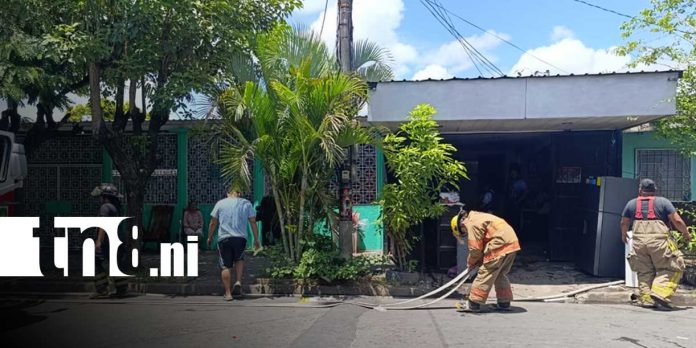 1 Foto: Bomberos controlan incendio en residencial Las Mercedes y evitan tragedia mayor / TN8