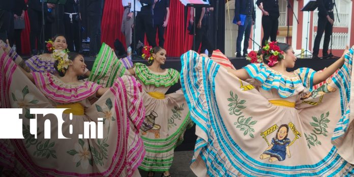 Foto: Familias y artistas protagonizan carnaval del Julio Victorioso en Granada/TN8