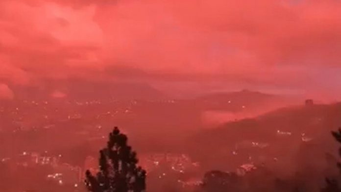 Foto: Un cielo rojo encendido impacta a Caracas en medio de la crisis por los sismos/Cortesía Foto: Un cielo rojo encendido impacta a Caracas en medio de la crisis por los sismos/Cortesía