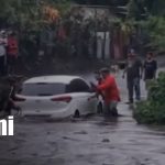 Automóvil queda atrapado al intentar cruzar un cauce con fuertes corrientes en Nindirí Foto: Automóvil queda atrapado al intentar cruzar un cauce con fuertes corrientes en Nindirí/TN8