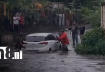 Foto: Automóvil queda atrapado al intentar cruzar un cauce con fuertes corrientes en Nindirí/TN8