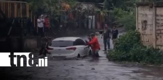 Foto: Automóvil queda atrapado al intentar cruzar un cauce con fuertes corrientes en Nindirí/TN8