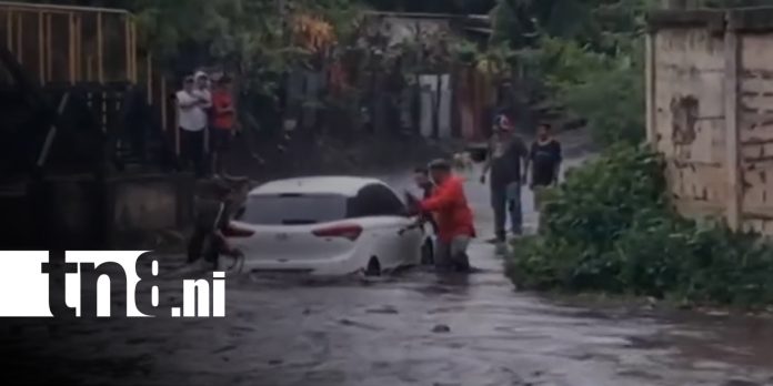 Foto: Automóvil queda atrapado al intentar cruzar un cauce con fuertes corrientes en Nindirí/TN8