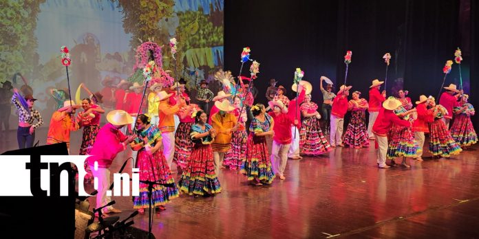 1 Foto: Danza, marimba y folclore protagonizan el 9.º aniversario de la Agrupación Folclórica WSK/TN8