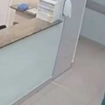 ¡Horror en Brasil! Enfermera habría intentado robar a una recién nacida escondida en un bolso Foto:Captan presunto intento de rapto de una recién nacida dentro de un hospital en Brasil/Cortesía