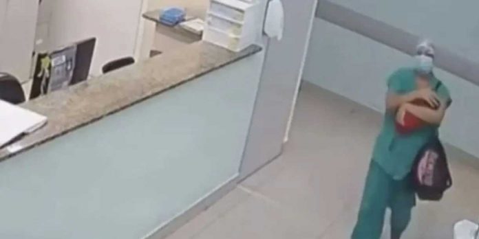Foto:Captan presunto intento de rapto de una recién nacida dentro de un hospital en Brasil/Cortesía Foto:Captan presunto intento de rapto de una recién nacida dentro de un hospital en Brasil/Cortesía