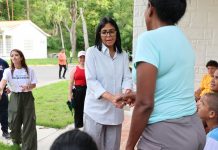 Delcy Rodríguez inspecciona daños en La Guaira