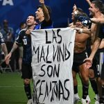 Exhibición de bandera sobre las Malvinas podría costarle una sanción a Argentina Foto: Argentina podría recibir sanción de la FIFA/Cortesía