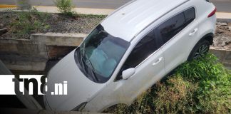 Foto: Conductor choca contra valla frente al estadio de León/TN8