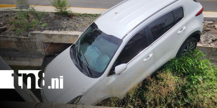 1 Foto: Conductor choca contra valla frente al estadio de León/TN8