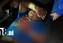 Motociclista sufre graves fracturas tras violenta colisión en semáforos de Waspan Sur Foto: Accidente en Waspan Sur, Managua, deja motociclista lesionado/TN8
