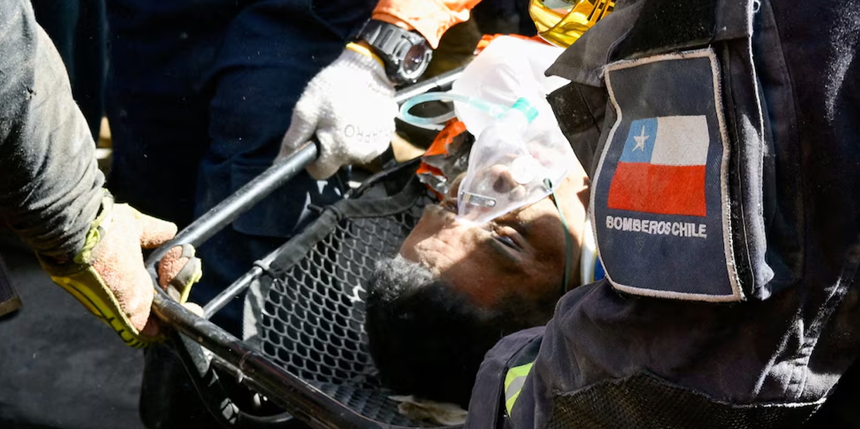 Foto: Rescate de Hernán Gil tras ocho días bajo los escombros/Cortesìa
