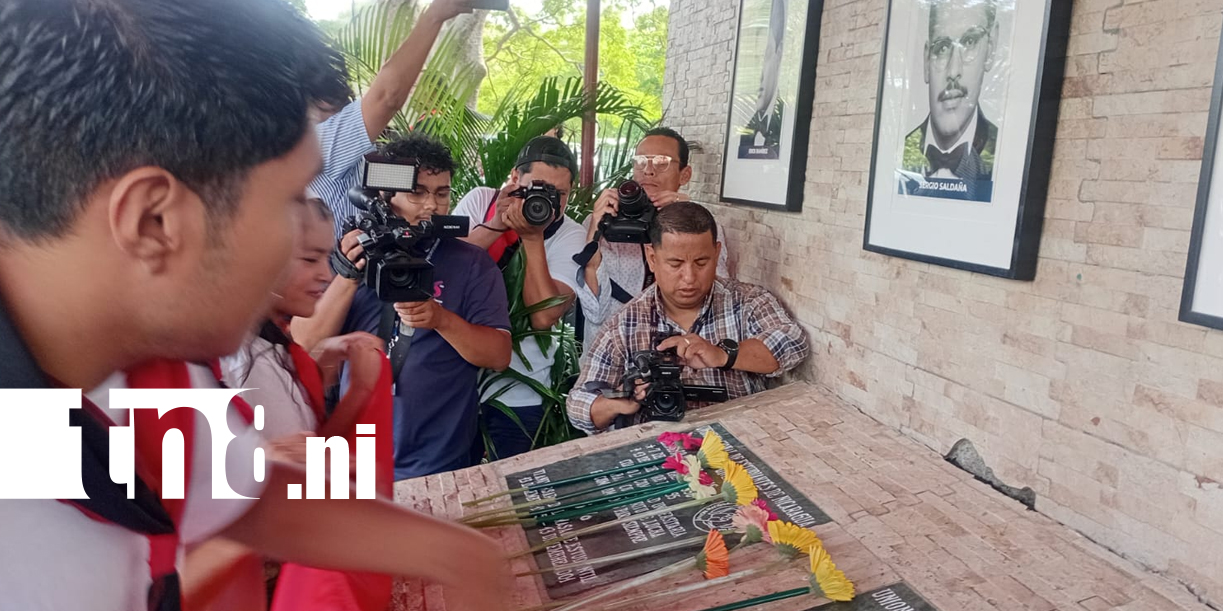 Foto: Estudiantes conmemoran su día con ofrendas en Managua/TN8