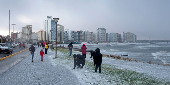 1.2 Foto: Frío polar en Argentina: nieve y riesgo en la vía pública/Cortesía