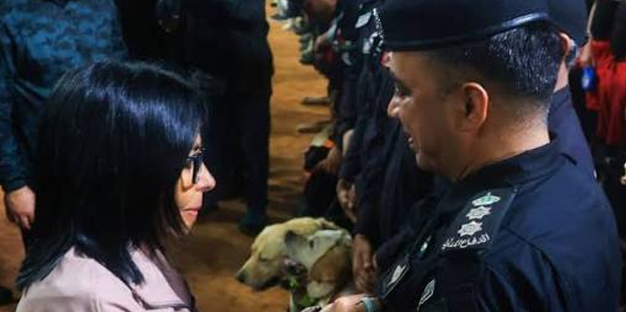 Foto: Delcy Rodríguez condecora a rescatistas en Venezuela/Cortesía