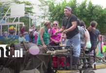 Familias y turistas disfrutan de la tradicional bajada de las varas en Moyogalpa, Ometepe Foto: Ometepe: Moyogalpa celebra la bajada de las varas/TN8