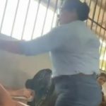 Maestra es detenida en Honduras tras denuncia por presunta agresión a estudiante dentro de un aula Foto: Maestra detenida por presunta agresión en Honduras/Cortesìa