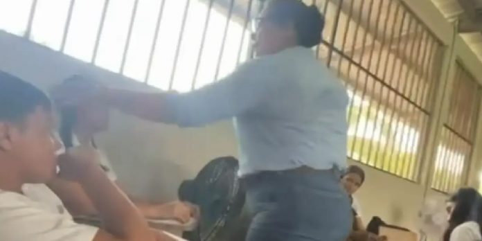 Foto: Maestra detenida por presunta agresión en Honduras/Cortesìa