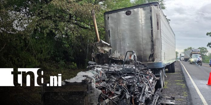 2 Foto: Cabezal cargado con harina de coco se incendia en carretera Malpasillo - León/TN8