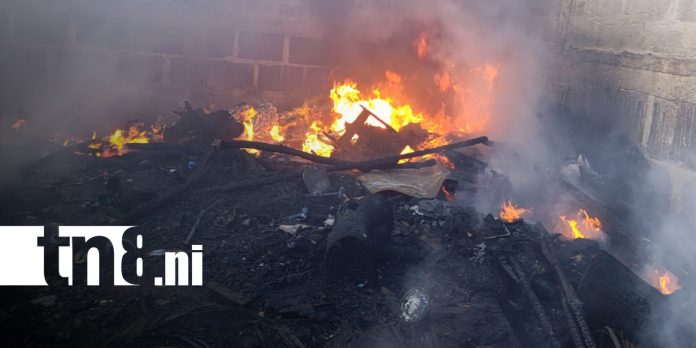 Foto: Incendio consume vivienda en barrio 30 de Mayo/TN8 Foto: Incendio consume vivienda en barrio 30 de Mayo/TN8