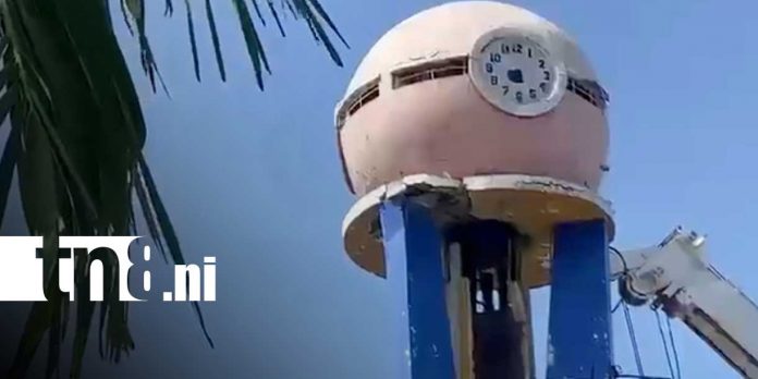 Foto: Adiós a un símbolo histórico: retiran la Torre del Centenario del parque central de Corinto / TN8