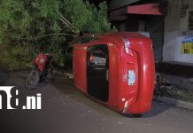 Fatiga al volante habría provocado vuelco de vehículo en el bulevar Pancasán de Estelí Foto: Conductor habría vencido por el sueño y terminó volcando su vehículo en Estelí/TN8