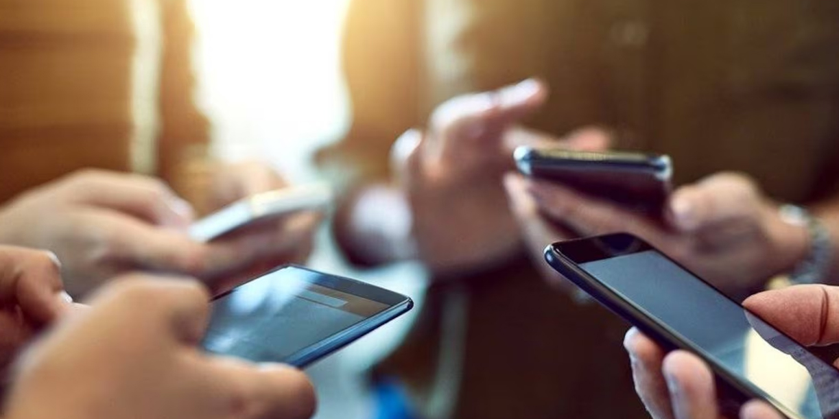 Foto: Francia aprueba ley para restringir redes sociales a menores/Cortesía