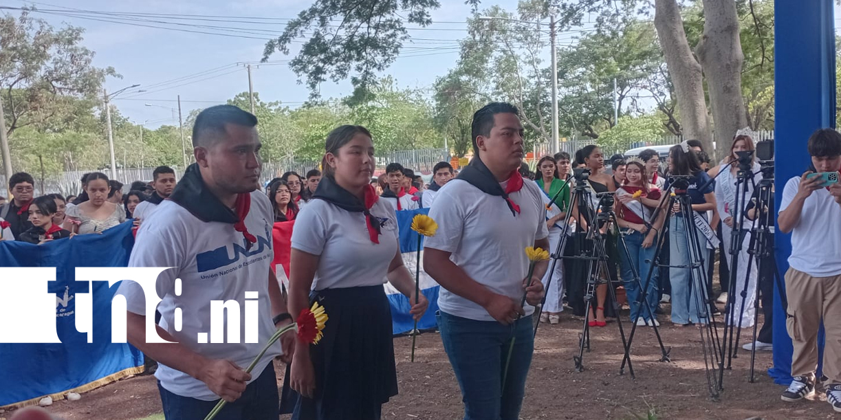 Foto: Estudiantes conmemoran su día con ofrendas en Managua/TN8