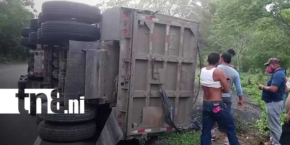 Foto: Rastra se vuelca en carretera Panamericana Sur/TN8