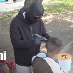 Foto: Barbero transforma vidas con ayuda a personas vulnerables/TN8