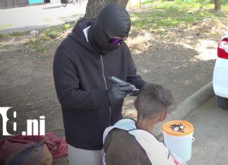 «Batman sí existe y utiliza una máquina de barbería» Foto: Barbero transforma vidas con ayuda a personas vulnerables/TN8