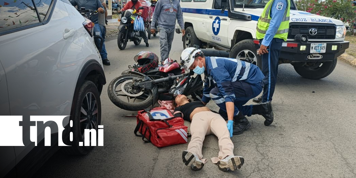 Foto: Motociclista queda lesionada tras fuerte impacto en Managua/TN8