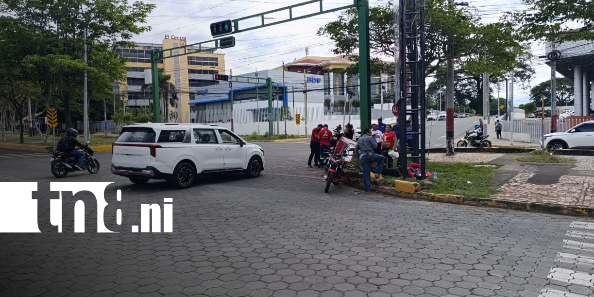 Foto: Motociclista resulta herido tras colisión con camioneta en Plaza España/TN8