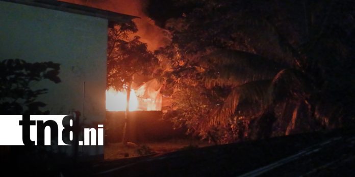 3 Foto: Mujer y su pequeña hija logran escapar de voraz incendio en Bluefields/TN8